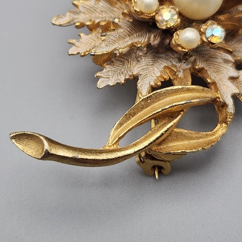 Vintage BSK Cluster Blume Brosche Strass Kunstperle goldfarben weiß emailliert Anstecknadel - Bild 7 von 10