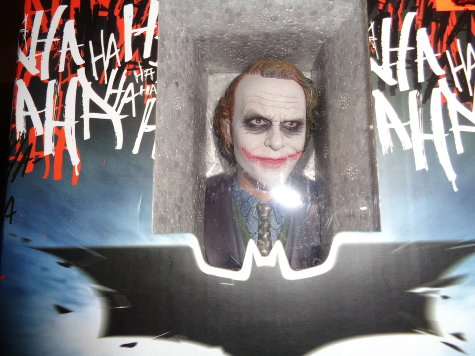 BATMAN EL CABALLERO OSCURO Y EL BUSTO DEL BROMISTA HOT TOYS Foto 2 de 4