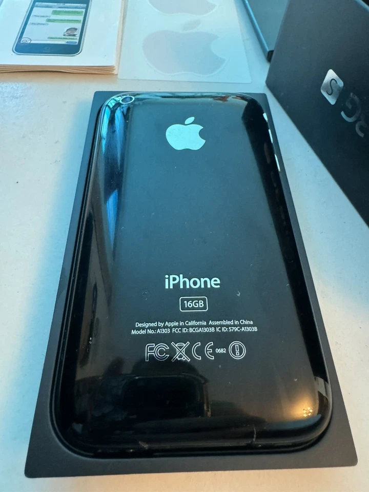 Apple iPhone 3GS - 16GB - Black A1303 As Is Parts Only Doesn't Power On - Image 4 of 4