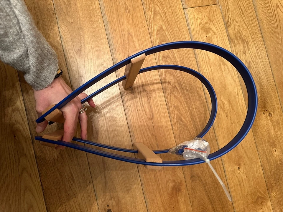 Colint Schlitten Rückenlehne – Holz & Metall, blau, Kinderlehne Wintersport - Bild 3 von 3