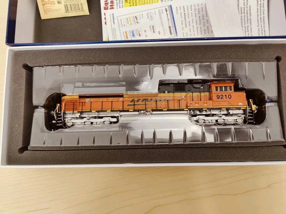 Athearn Genesis HO Scale BNSF Railway SD70ACe Diesel Locomotive #9210 G68613 - Image 2 of 4