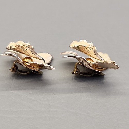 Set orecchini spilla fiore vintage orchidea zucchero clip su crema tono oro - Foto 11 di 18