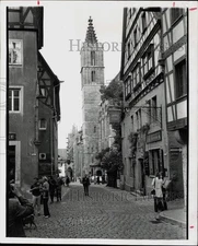 1973 Press Photo Tourists walk cobblestone streets of Rothenburg, West Germany