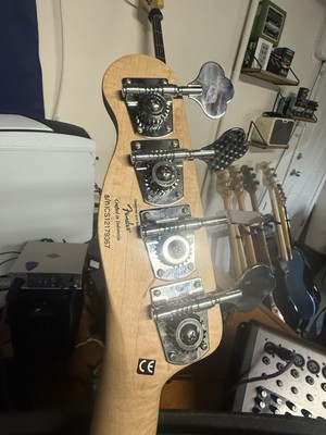Squier Artist Series Mike Dirnt Signature Precision Bass Arctic