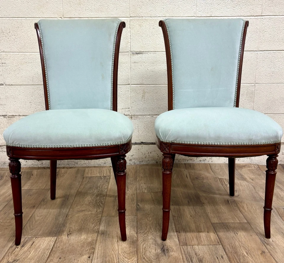 Sillas de comedor antiguas francesas estilo Luis XVI tapizadas en terciopelo azul Foto 2 de 4