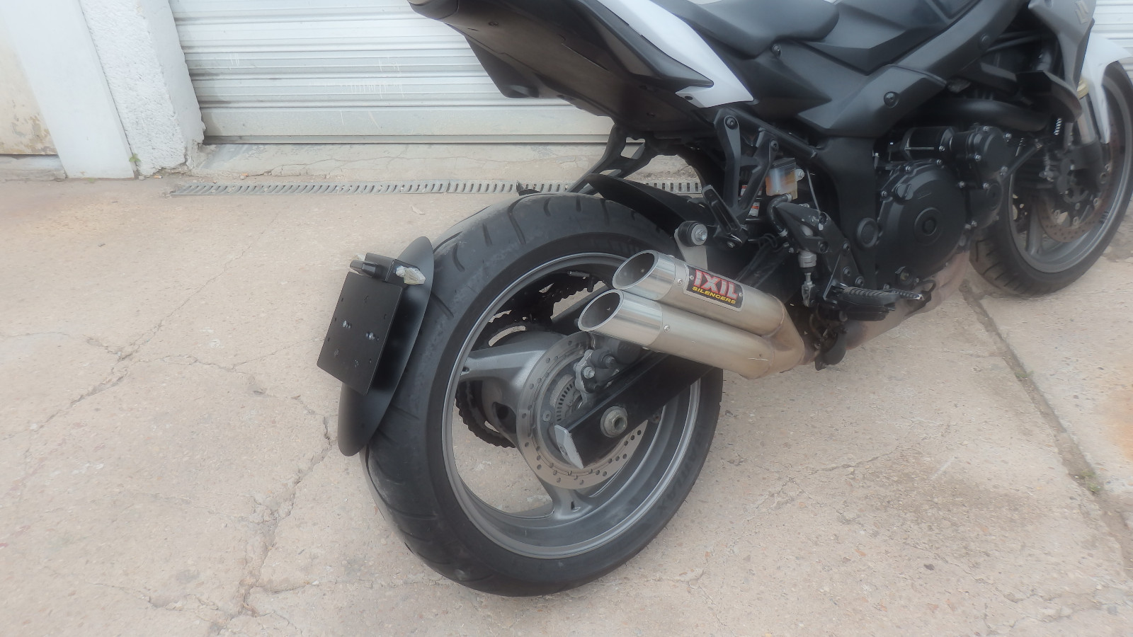 Support de plaque ras de roue mono bras pour moto Yamaha MT09 en acier noir
