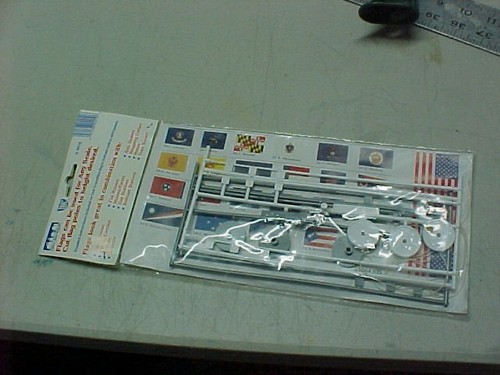 IHC #4410 JUEGO DE 6 POSTES Y BASES DE BANDERA Y MÁS DE 100 BANDERAS NUEVO EN PAQUETE | Zustand: New