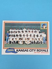 1981 Topps Team Photo #667 George Brett Kansas City Royals BASEBALL Card 9A