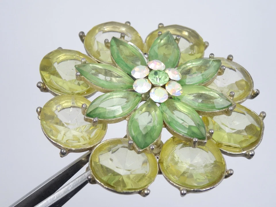 DE COLECCIÓN BROCHE FLOR NOVEDAD PERIDOTO SINTÉTICO FACETADO Y CRISTALES AB 2.25" Foto 2 de 4