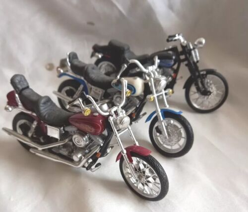 (LOT 5) 3x HARLEY DAVIDSON MODEL MOTORBIKES 1:16 Burgundy, White, Black 13cm - Photo 1/8