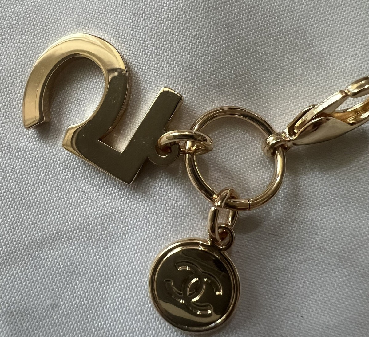 CHANEL ゴールド チャーム 5cm CHANEL Gold Plated CC Logos Coin Charm Vintage Chain