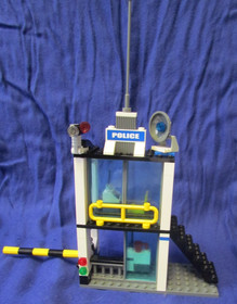 LEGO CITY: Police Command Centre (7743) 99% Complete