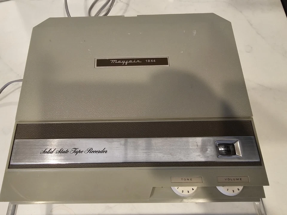 Grabadora de cinta de estado sólido Mayfair modelo 1844 con caja encendida Foto 2 de 4