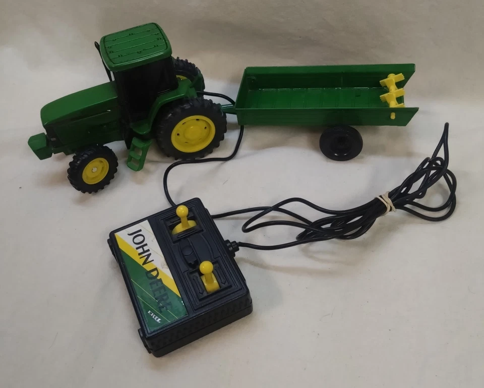 Lote de 2 tractores fundidos a presión John Deere de colección, como están - control remoto, esparcidor + vagón LEER Foto 2 de 4