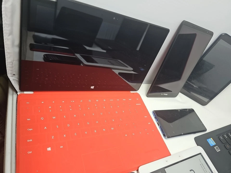 🔥 Huge Lot 17 Laptops Cell Phones & Tablets Some Work Some For Parts No Cords* - Image 2 of 4