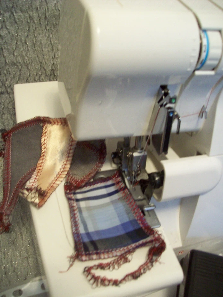 Overlock Singer 14SH654, 3/4 Faden, Differentialtransport - Bild 3 von 4