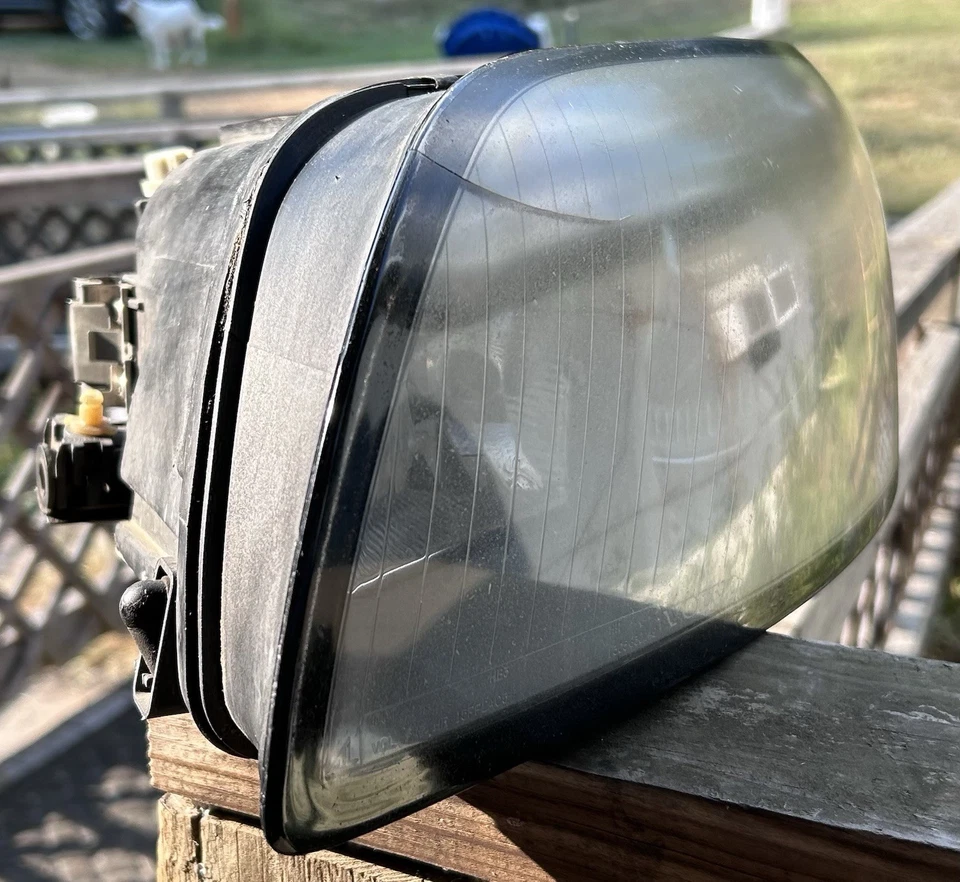 06 - 10 VOLVO C70 LEFT DRIVER HALOGEN HEADLIGHT LIGHT LAMP OEM - Image 2 of 4