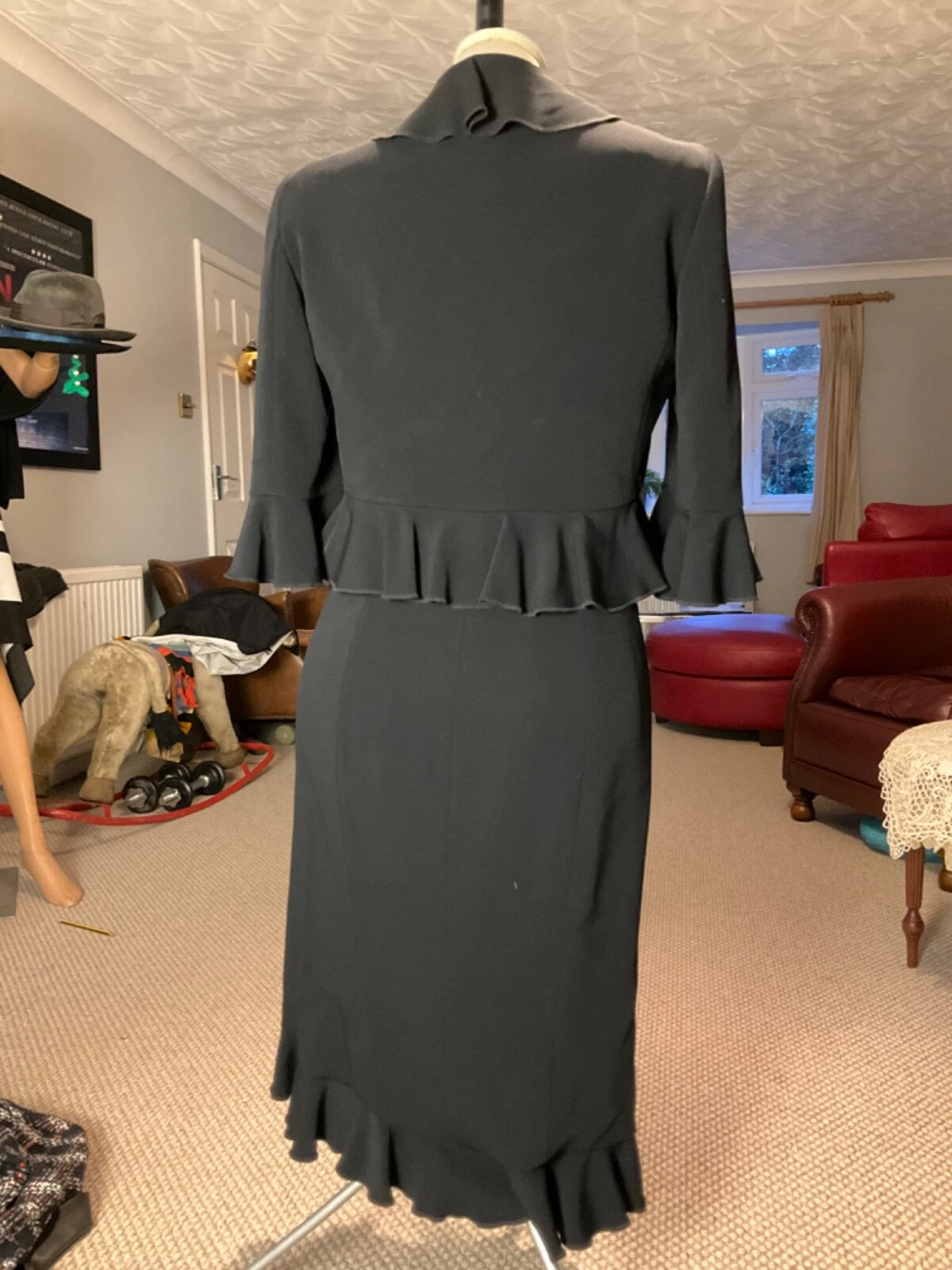 Abito Moschino nero economico e chic bordo arricciato taglia UK10