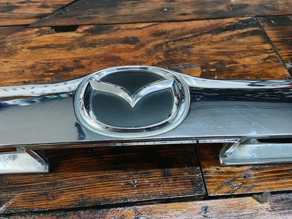 Mazda Tribute 2003-2006 adorno trasero moldura panel cromo puerta levadiza mtd fabricante de equipos originales Foto 3 de 4