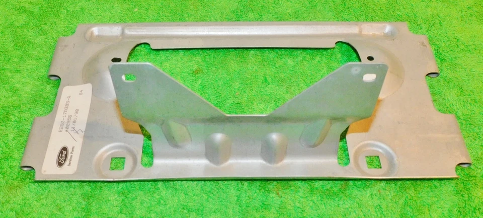 Ford EXP Mercury LN7 1982 1983 1984 1985 NOS SOPORTE DE MONTAJE DE MATRÍCULA DELANTERO Foto 2 de 3