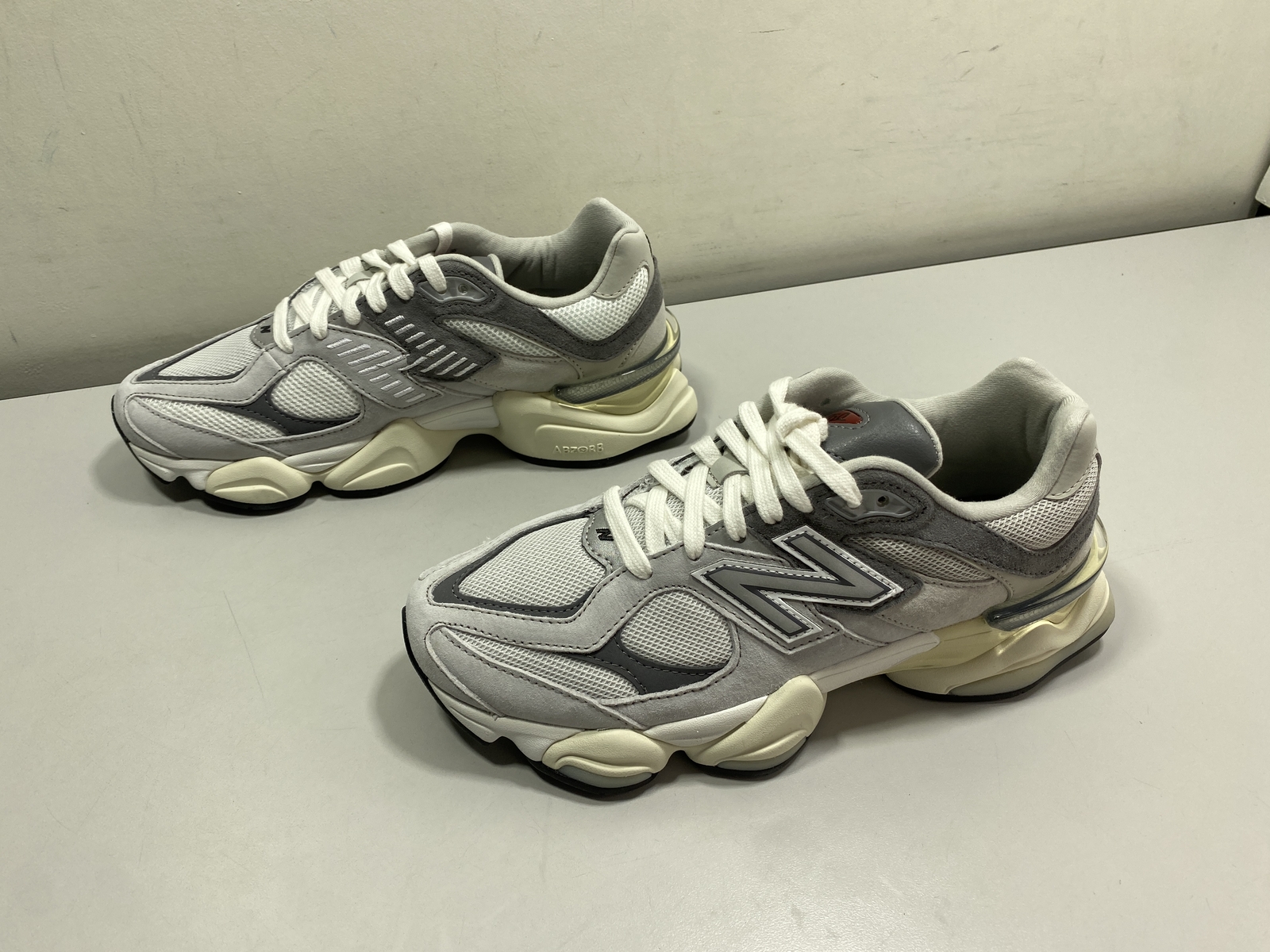 New Balance Mens 9060 Sneakers Size 6.5 Athletic Tennis Running Soft Lifestyle