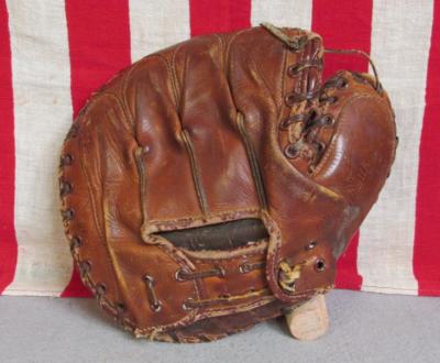 Vintage 1940s MacGregor Goldsmith Leather Catchers Mitt Baseball
