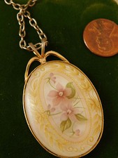 Vintage Lovely Violet Flower Cameo style Pendant 28" chain Necklace 8d 99