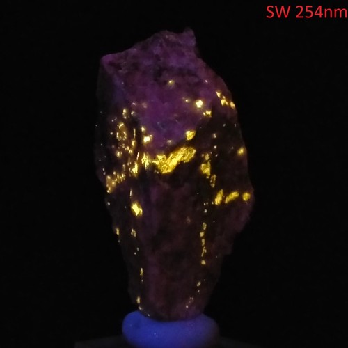Norbergite & Phlogopite Mica in Calcite fluorescent starry night pattern 0.28kg - Picture 3 of 8