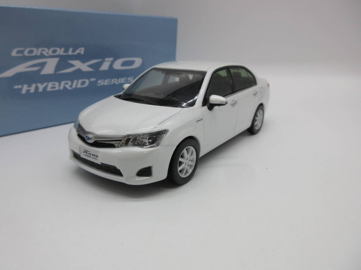 1:30 Toyota Corolla Axio Hybrid Color Sample Mini Car White Pearl