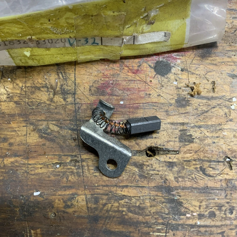 SUZUKI NOS ЩЕТКА УГЛЕРОДА GT380 GT550 31632-33020 - Изображение 3 из 3