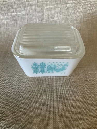 PYREX AMISH BUTTERPRINT TURQUOISE ROOSTER 501 Refrigerator Dish with Lid 1.5 pt