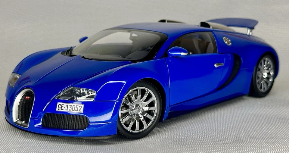 Bugatti Veyron Dark Blue/Light Blue Minichamps 1/18 Très Bon État Avec Sa Boite - Photo 3/4