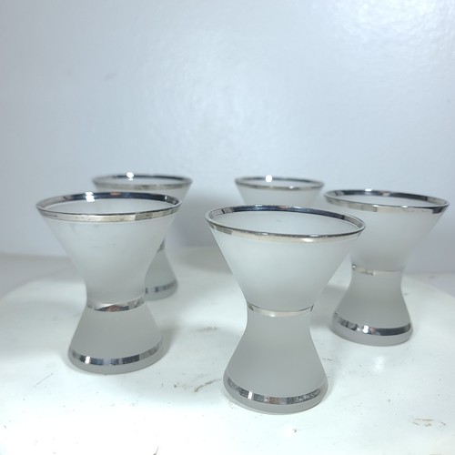 Vintage Mid Century Frosted Glass Three Band Cocktail Shaker With 5 Glasses MCM - Picture 18 of 23