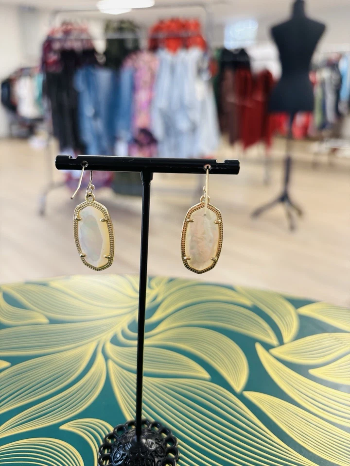Nuevos pendientes colgantes de oro Kendra Scott Elle en perla blanca Foto 3 de 3