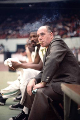 Roter Auerbach Kopf Trainer der Boston Celtics 1965 Basketball 4x6 Foto