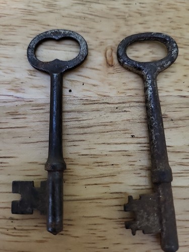 2Vintage metal skelton keys for decor. A13 - Picture 4 of 4