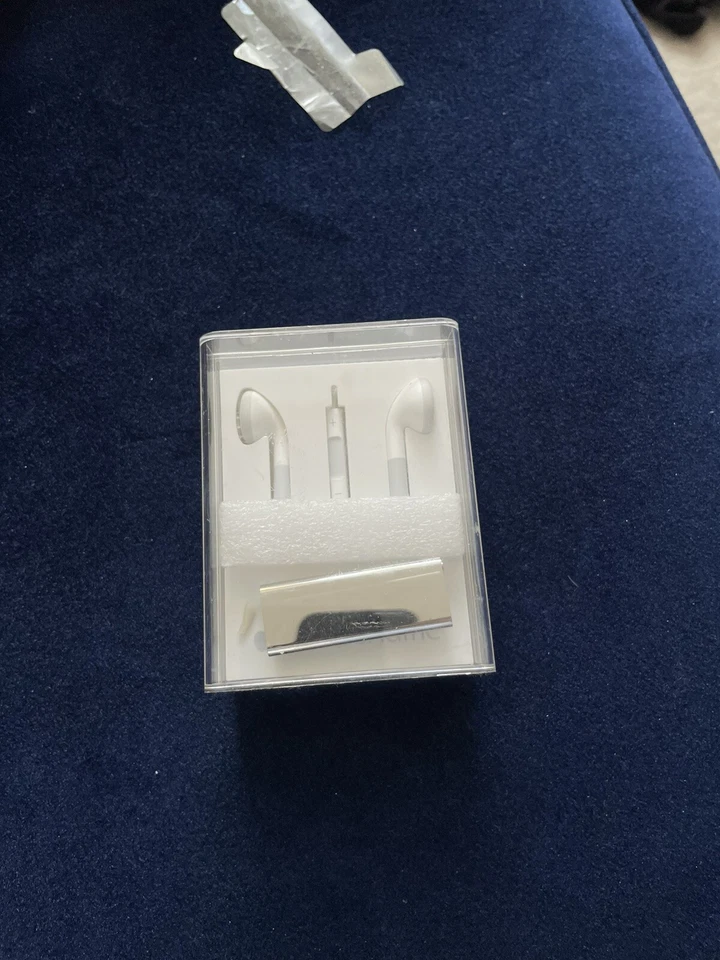 Apple iPod shuffle 3rd Generation Stainless Steel (4GB) - Image 4 of 4