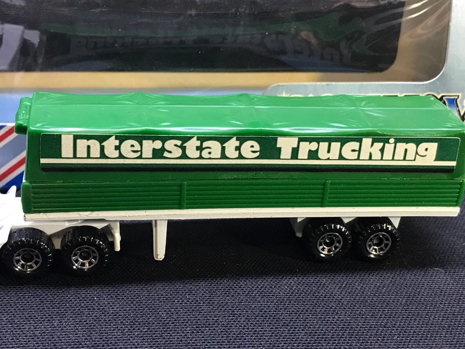 Camión cubierto Matchbox Convoy Peterbilt escala 1:64 Foto 3 de 4
