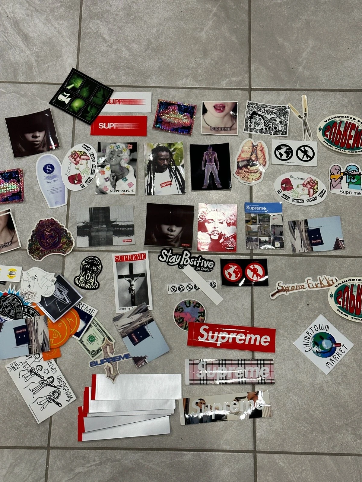Autocollants Supreme logo boîte authentique et plus Killer Scratch Burberry Tupac