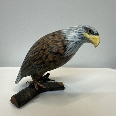 Vintage handgeschnitzte & bemalte Weißkopfseeadler Statue aus Holzsockel