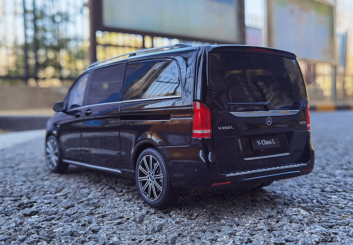 1/18 Scale Mercedes-Benz V-Class V260L MPV Black Diecast Car