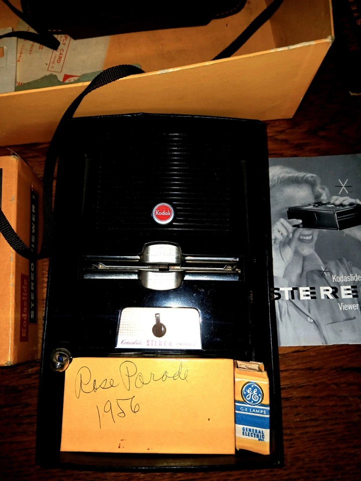 Cámara estéreo Kodak 35 mm y visor 3D con muchas diapositivas de 1956 Rose Parade - ¡funciona! Foto 3 de 4
