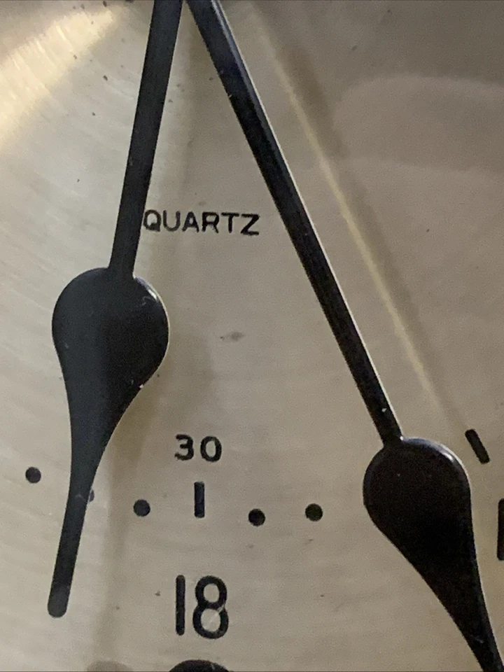 Reloj de barco vintage. 7 lb 3 oz 9 7/16 pulgadas de ancho 2 3/4 pulgadas de profundidad funcionando Foto 3 de 4