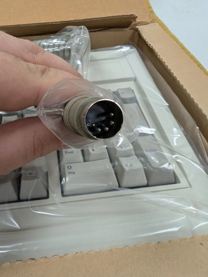 VINTAGE Fujitsu FKB4700 AT Mechanical 5-Pin DIN Keyboard (N860-4720-T101) - Image 2 of 4