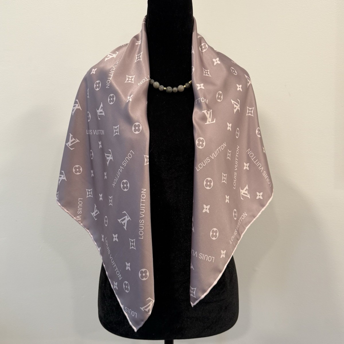 LOUIS VUITTON シルクスカーフ90×90 Louis Vuitton Logo Silk Scarf 90 Carré Dusty Mauve Made in Italy