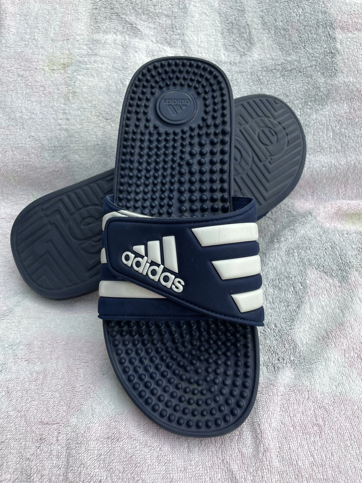 Ciabatte Adidas blu navy e bianche taglia UK 10 indossate pochissimo in ottime condizioni
