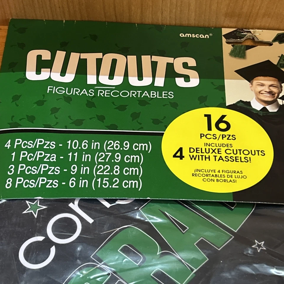 Amscan Green graduation 16 piece cut outs - Image 3 of 4