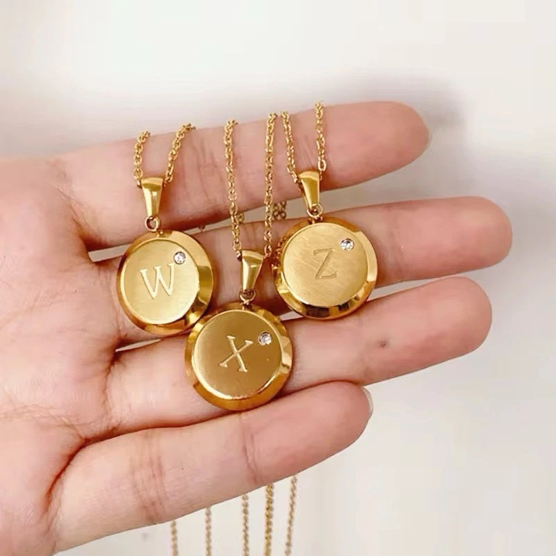 Collar con letras iniciales del alfabeto relleno de oro amarillo de 18k - circonita cúbica, colgante redondo "F" Foto 3 de 4