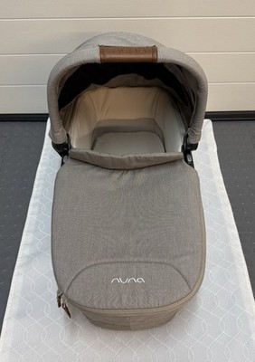 Nuna Triv Stubenwagen/Babywanne - in Haselholz - passt auch Ixxa & Swiv