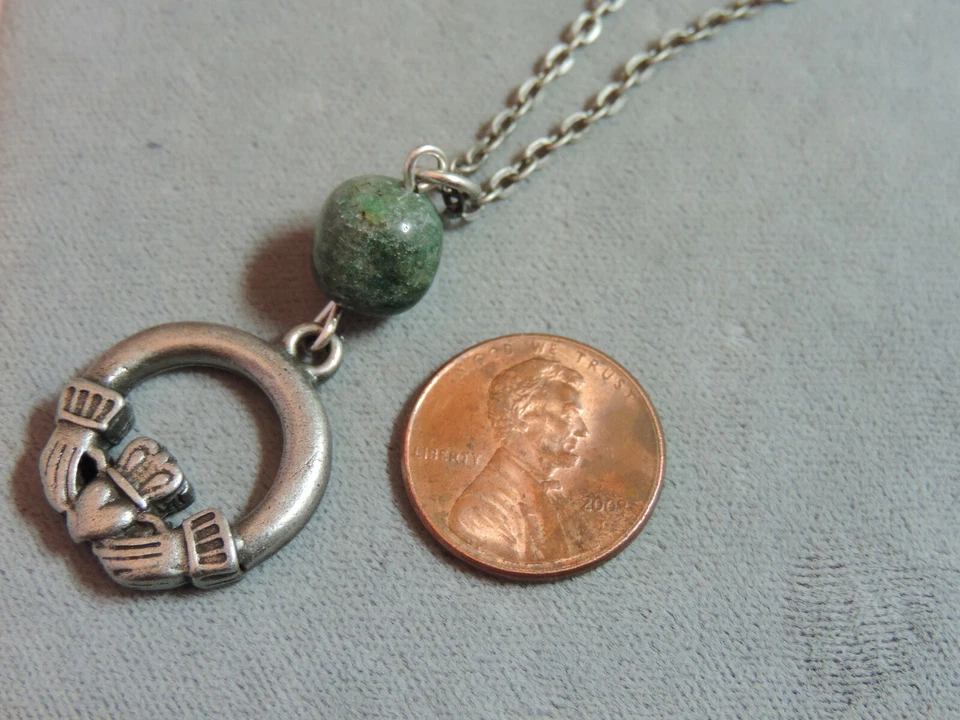 NWT Molly Constance Collana Con Pendente Claddagh In Peltro Color Argento Ci 1 - Immagine 2 di 2